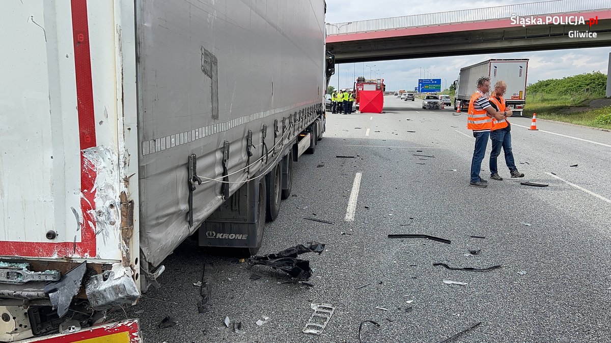 Un camion român a intrat în coliziune cu un autoturism, iar Fiat-ul s-a răsturnat pe o parte
